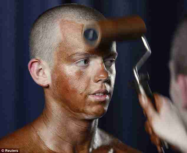 俄罗斯举办健美赛女选手后台秀线条