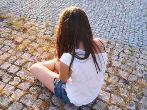 伤感女长头发背影图片