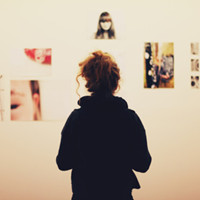 头像女生蹲着背影伤感