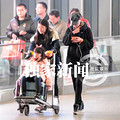 叶一茜素颜携女回京cindy坐行李箱上卖萌