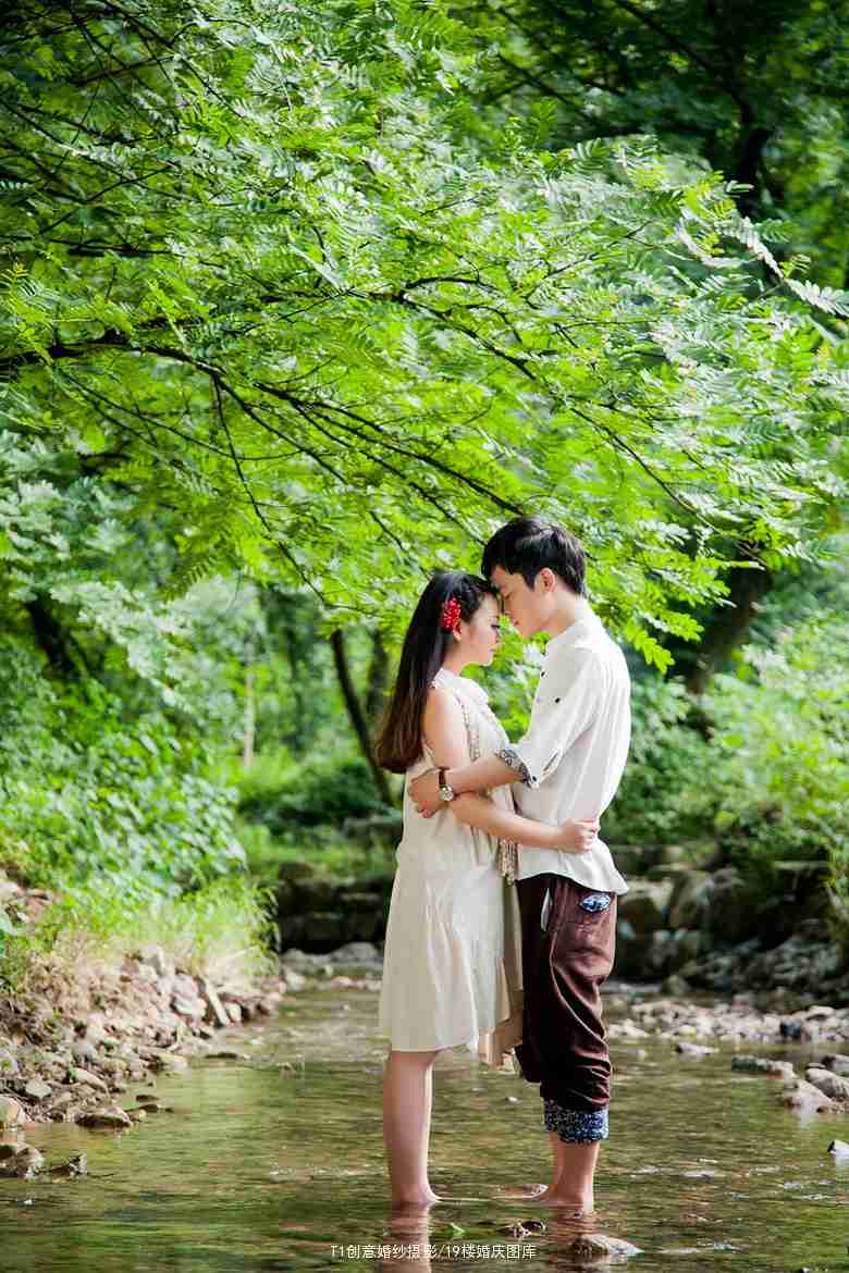 森系小清新丛林小溪可爱情侣写真摄影