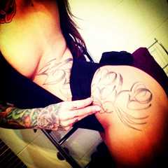 背部纹身纹女头像