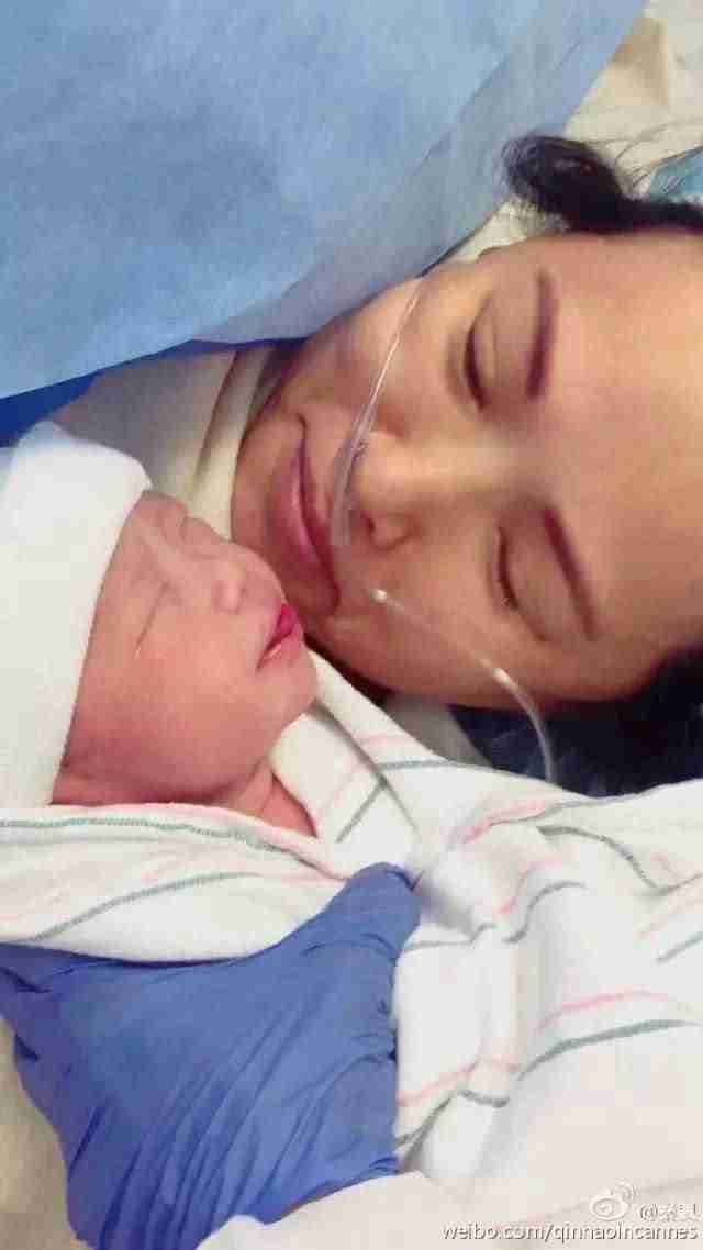 她在病床上笑着哭了