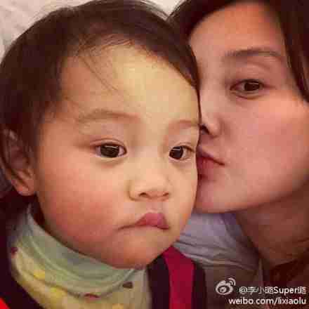 甜馨抿嘴笑娇羞腼腆