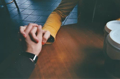 手牵手情侣头像世界上最美好的感情就是不辜负