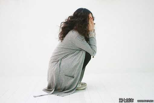 捂脸的伤感女生非主流图片