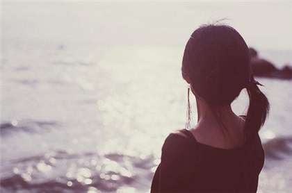 沧桑背影伤感展示