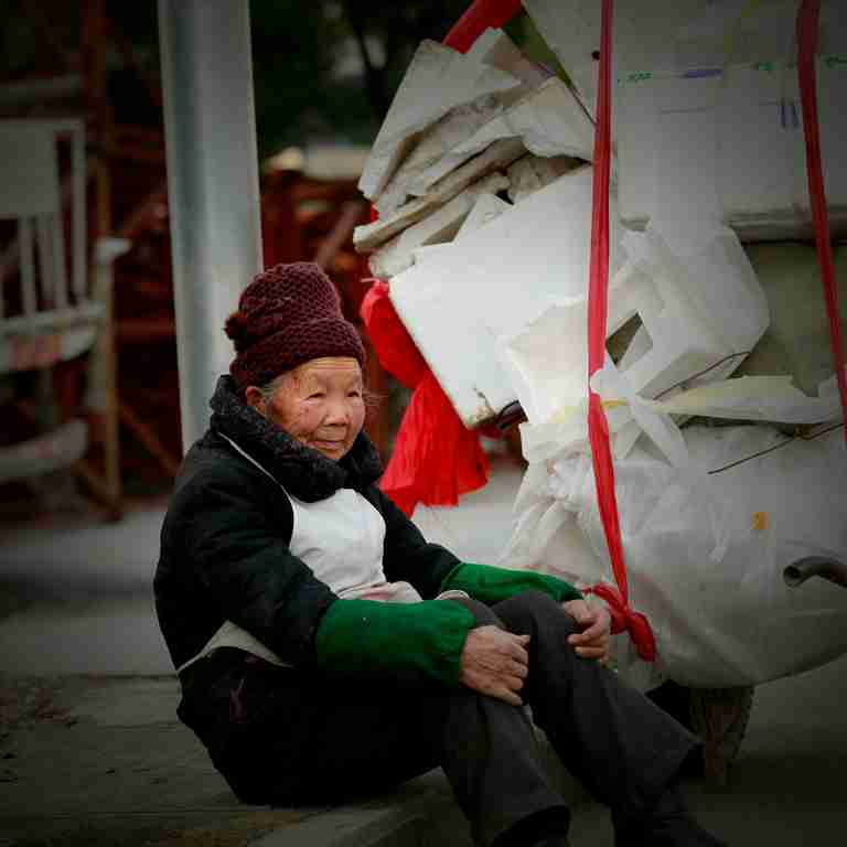 伤感这满脸的沧桑;看到他们