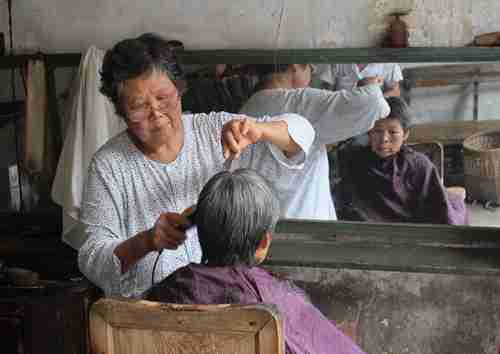 王贞琴沧桑的脸上|划过了一丝悲伤