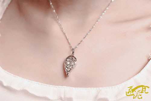 创意情侣项链|只有爱才能吸引在一起