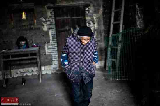 写满沧桑的脸上看不出悲伤还是沉痛