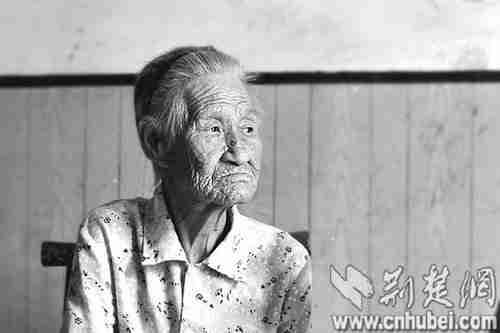 老人脸上刻满岁月沧桑