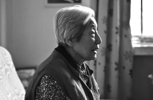 在老人沧桑的面颊上