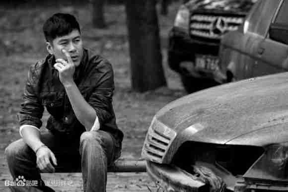 一群光棍兄弟聚在一起喝酒