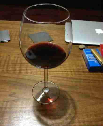 一个人在家喝酒