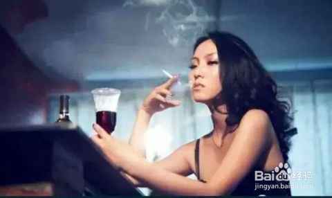 我们在看女人喝酒的时候