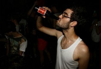 喝酒伤感ktv的图片男生喝酒伤感图片男生喝酒伤感