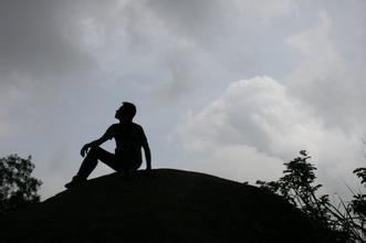 男人喝酒的图片伤感