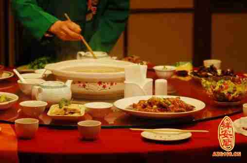 梦见请客吃饭喝酒