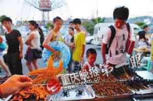 上千市民洋人街划拳喝酒品美食组图