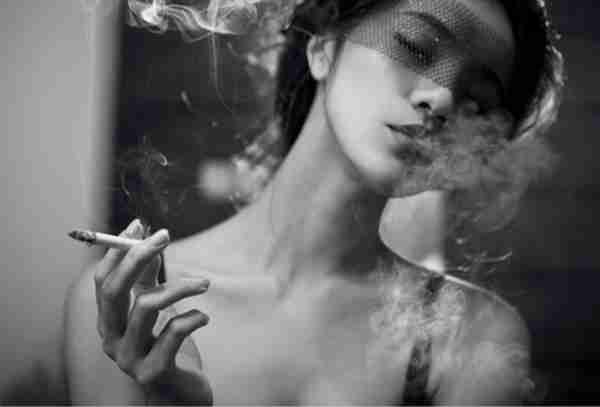 伤感女生意境图片拥我入怀i