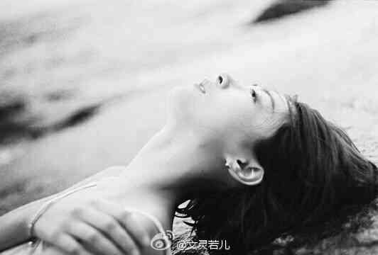 海边性感短发女生你不懂我内心的悲伤