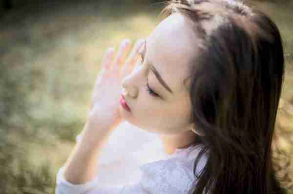 向往自由的伤感女生图片