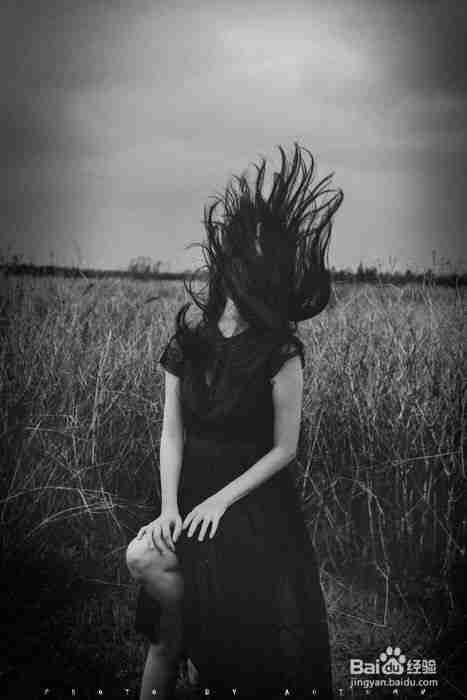 黑白伤感意境女生图片