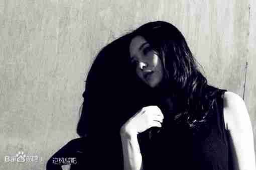 黑白伤感图片爱在这个寂寞而伤感的秋天里