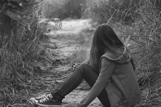 黑白伤感意境图片我承认你伤害了我