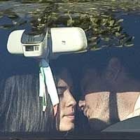 他日前与一高挑美女在车中亲密的照片被媒体曝