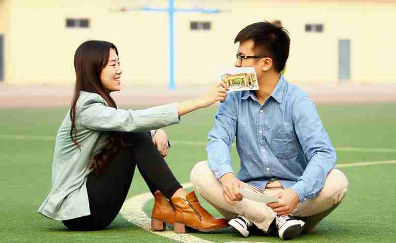 大学生情侣摆摊卖明信片
