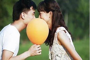 大学生情侣纠结春节情人节撞车