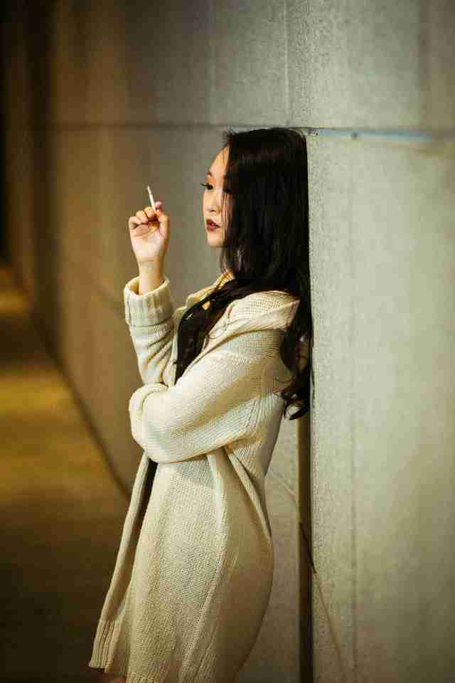 伤感美女抽烟人像