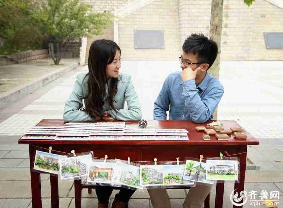 山东大学生情侣创业卖手绘校园明信片