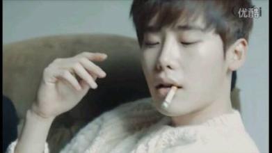 那种伤感男抽烟