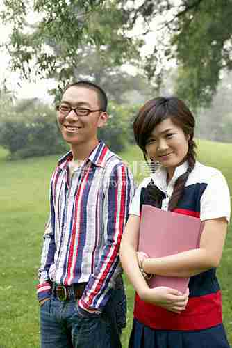 大学校园里的情侣