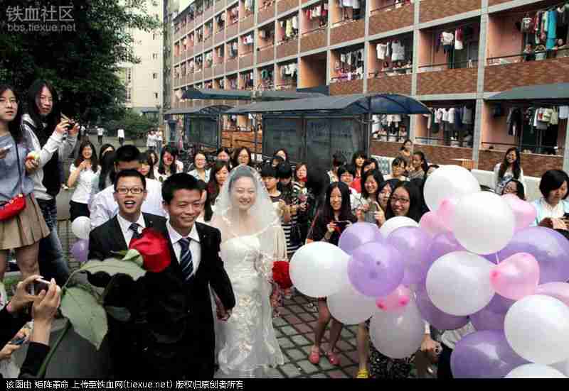 重庆大学生情侣花元举办校园婚礼组图