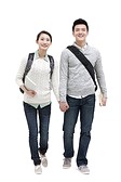 大学生情侣手牵手走路