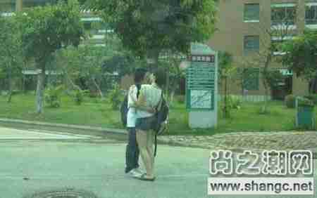 实拍中山大学内大学生情侣热吻组图