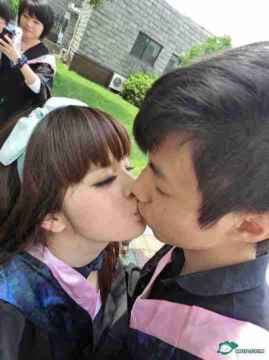 大学生情侣毕业照