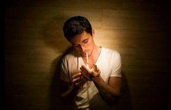 吸烟图片伤感男男人抽烟图片