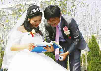大学情侣结连理校园里面办婚礼