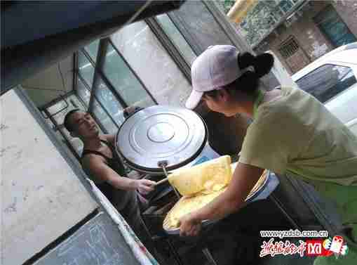 后大学毕业生情侣辞职卖烙饼