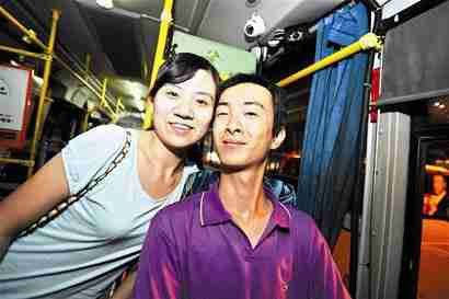 图文大学生情侣携手当起公交司机