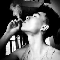 抽烟颓废伤感图片你的生命中其实并不却我