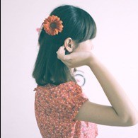 拿着花的高清女生头像