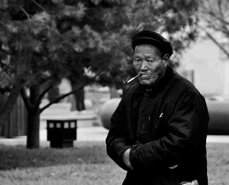 老头抽烟头像微信头像男生抽烟伤感