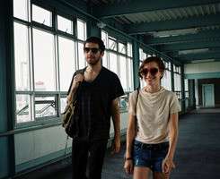 唯美欧美情侣头像我们的爱就像这秋天落的叶一样