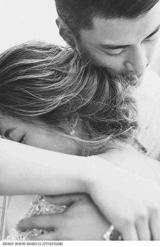 甜蜜拥抱的情侣黑白特写